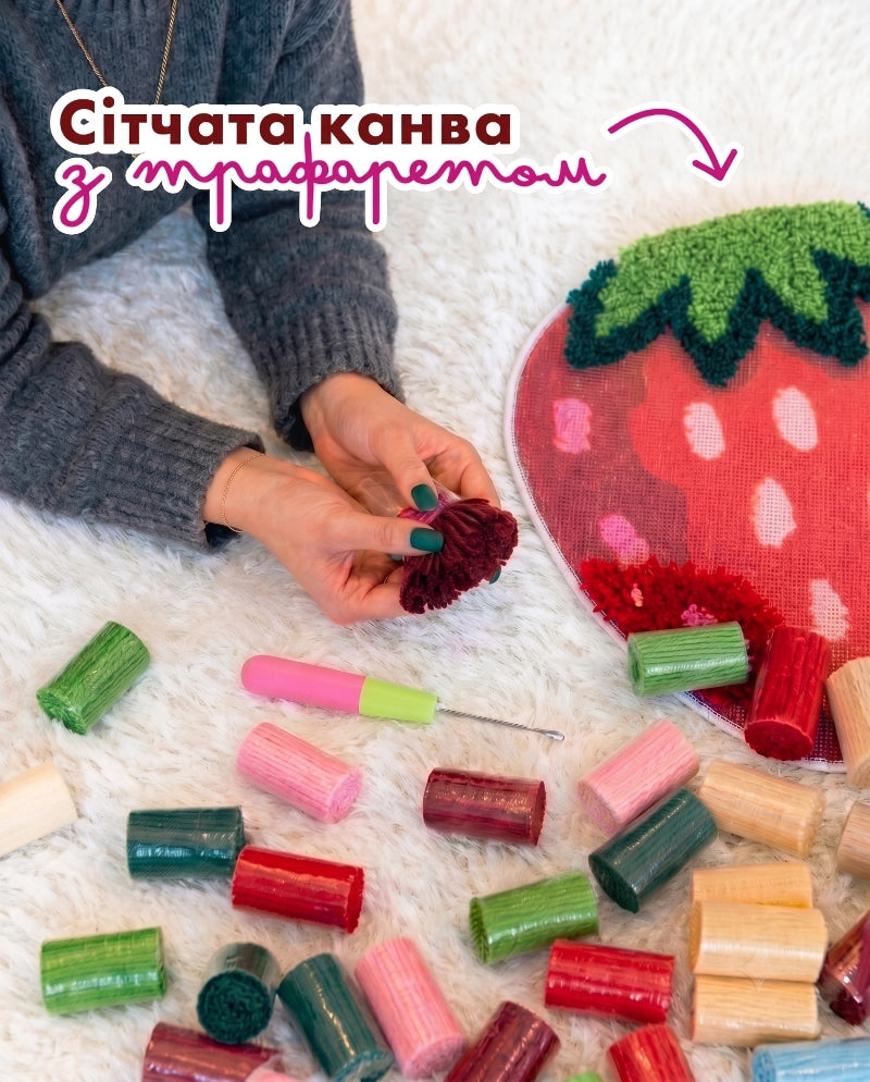 Процесс плетения коврика Клубника специальным крючком - набор для творчества